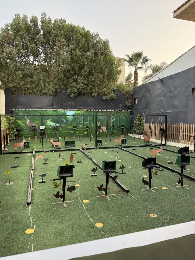 حارات الرماية الثمانية بالعشب الأخضر والأهداف المعدنية في ميدان HSR